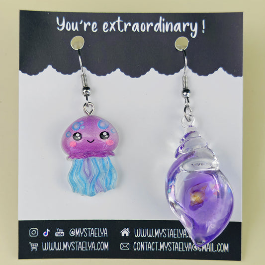 Boucles d’oreilles fantaisie asymétriques Méduse & Coquillage violet - Bijou marin kawaii