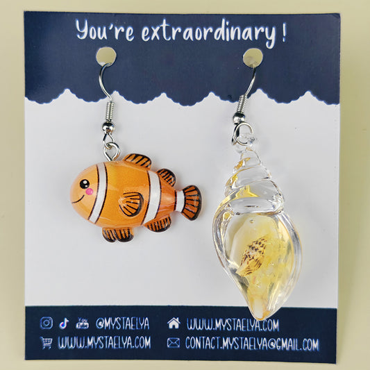 Boucles d’oreilles fantaisie asymétriques Poisson-clown & Coquillage orange – Bijou marin kawaii