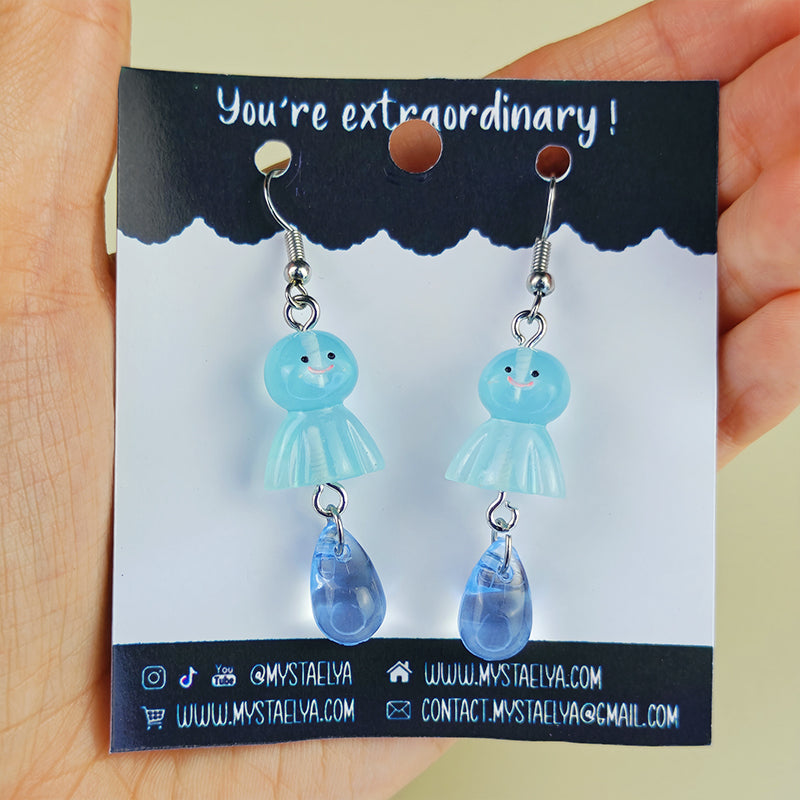 Boucles d’oreilles fantaisie Teru Teru Bozu bleu – Bijou kawaii japonais