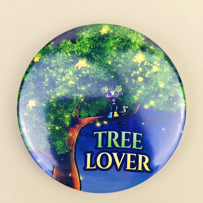 Badge 58mm "Tree Lover" – Pixy & Mochi dans l'arbre magique - Kawaii fantasy (La Clairière des Âmes ferrées)