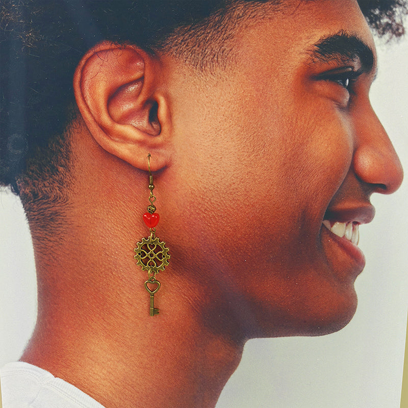 Boucles d'oreilles Sparky l'inventeur - Cœur, engrenages et clé steampunk (La Clairière des Âmes Ferrées)
