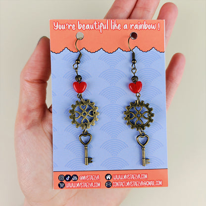 Boucles d'oreilles Sparky l'inventeur - Cœur, engrenages et clé steampunk (La Clairière des Âmes Ferrées)