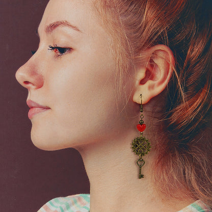 Boucles d'oreilles Sparky l'inventeur - Cœur, engrenages et clé steampunk (La Clairière des Âmes Ferrées)