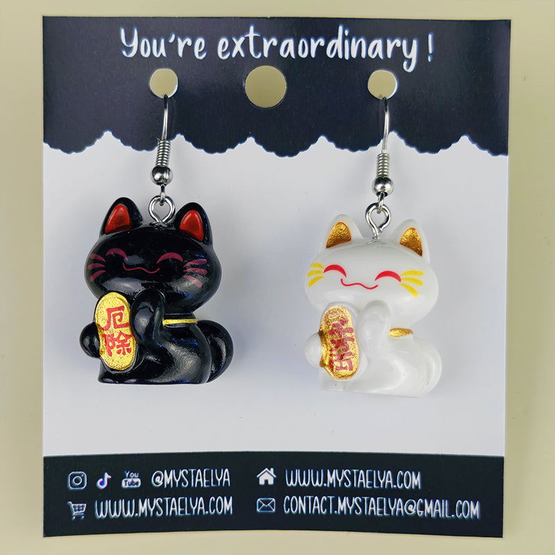 Boucles d’oreilles fantaisie asymétriques Maneki Neko noir & blanc – Bijou kawaii japonais