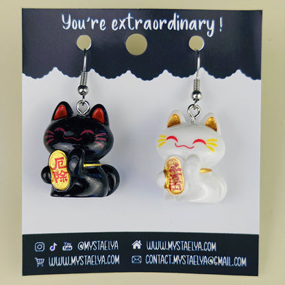 Boucles d’oreilles fantaisie asymétriques Maneki Neko noir & blanc – Bijou kawaii japonais
