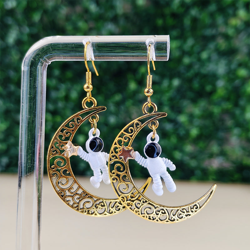 Boucles d'oreilles fantaisie Astronaute & Lune dorée - Bijou céleste kawaii