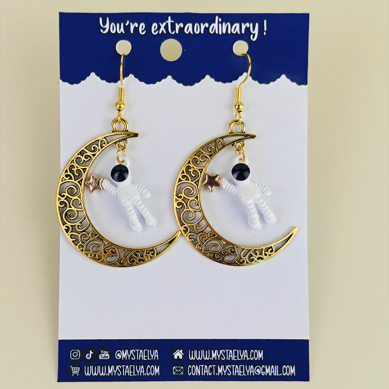 Boucles d'oreilles fantaisie Astronaute & Lune dorée - Bijou céleste kawaii