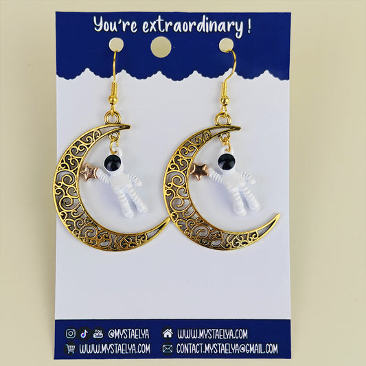 Boucles d'oreilles fantaisie Astronaute & Lune dorée - Bijou céleste kawaii