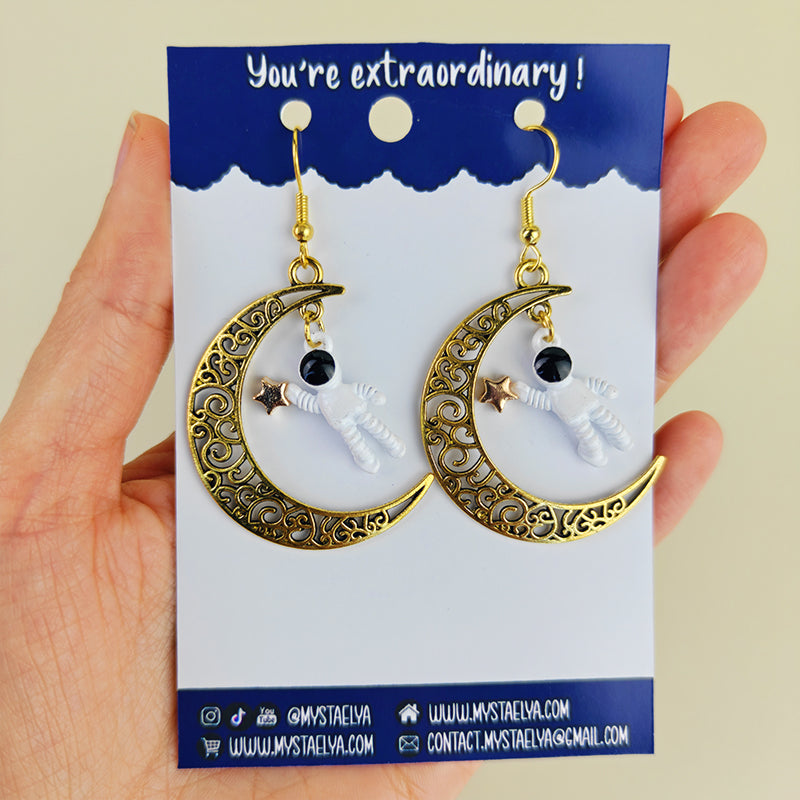 Boucles d'oreilles fantaisie Astronaute & Lune dorée - Bijou céleste kawaii