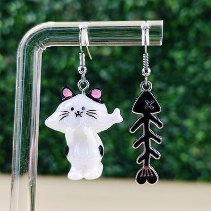 Boucles d’oreilles fantaisie asymétriques Chat & Arête de poisson – Bijou kawaii