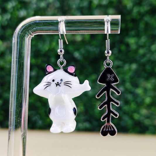 Boucles d’oreilles fantaisie asymétriques Chat & Arête de poisson – Bijou kawaii