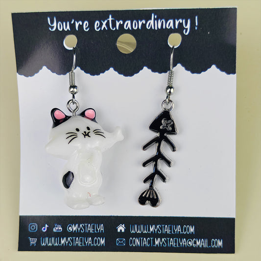 Boucles d’oreilles fantaisie asymétriques Chat & Arête de poisson – Bijou kawaii