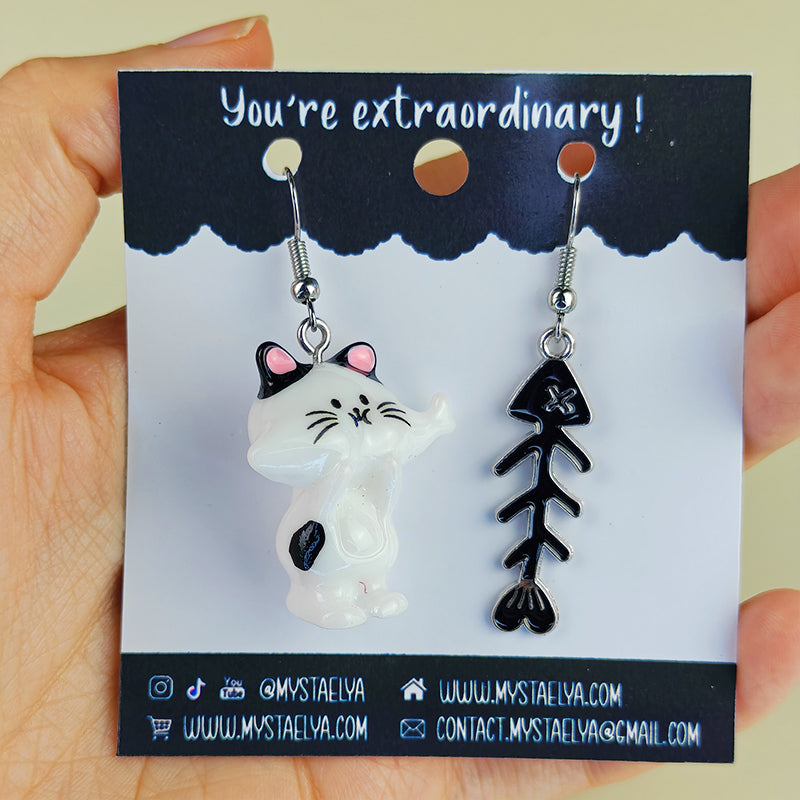 Boucles d’oreilles fantaisie asymétriques Chat & Arête de poisson – Bijou kawaii