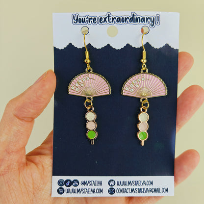 Boucles d’oreilles fantaisie Éventail rose & Dango – Bijou kawaii japonais