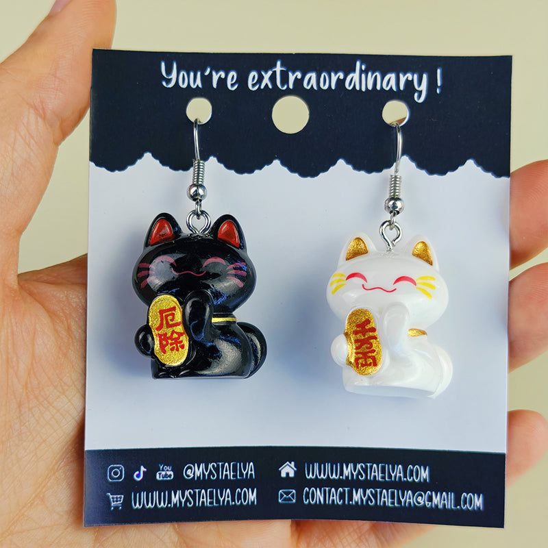 Boucles d’oreilles fantaisie asymétriques Maneki Neko noir & blanc – Bijou kawaii japonais