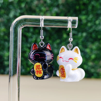 Boucles d’oreilles fantaisie asymétriques Maneki Neko noir & blanc – Bijou kawaii japonais