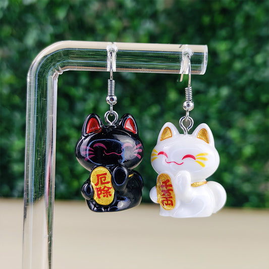 Boucles d’oreilles fantaisie asymétriques Maneki Neko noir & blanc – Bijou kawaii japonais