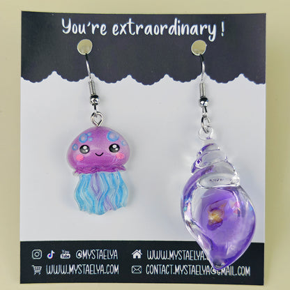 Boucles d’oreilles fantaisie asymétriques Méduse & Coquillage violet - Bijou marin kawaii