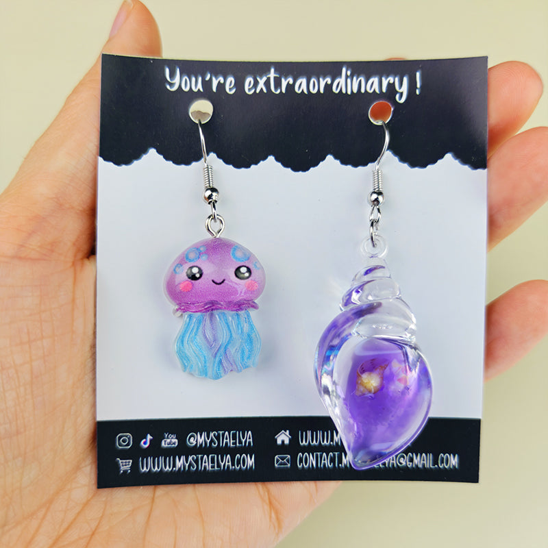 Boucles d’oreilles fantaisie asymétriques Méduse & Coquillage violet - Bijou marin kawaii