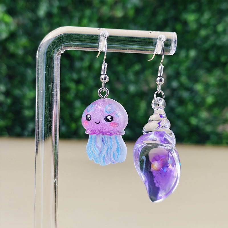 Boucles d’oreilles fantaisie asymétriques Méduse & Coquillage violet - Bijou marin kawaii