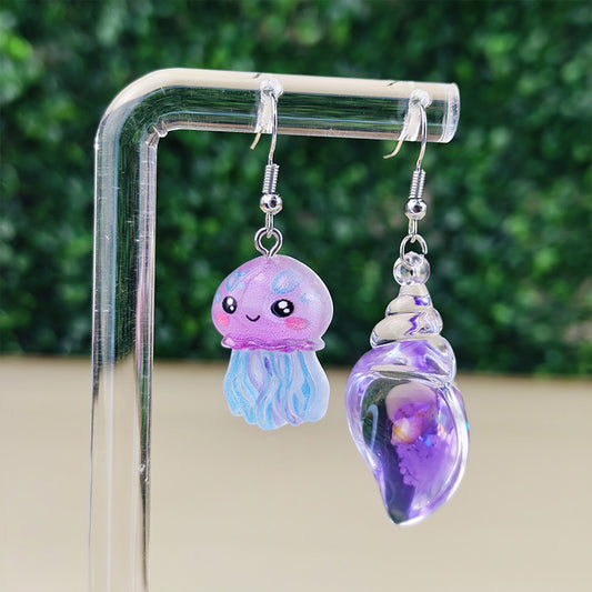 Boucles d’oreilles fantaisie asymétriques Méduse & Coquillage violet - Bijou marin kawaii