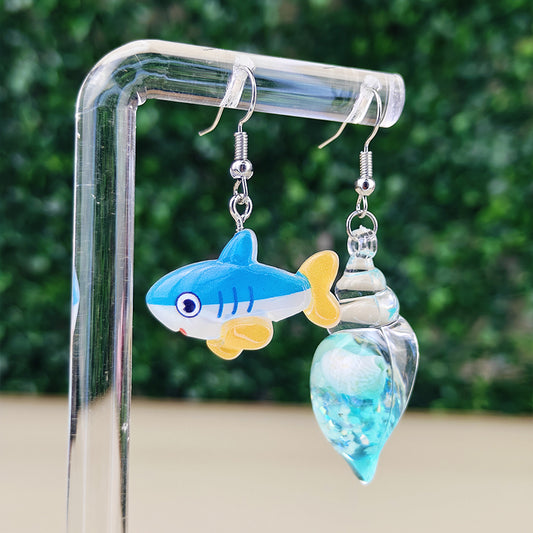Boucles d’oreilles fantaisie asymétriques Poisson & Coquillage bleu – Bijou marin kawaii
