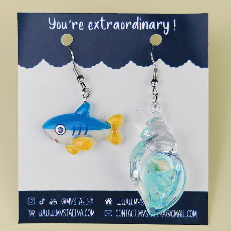 Boucles d’oreilles fantaisie asymétriques Poisson & Coquillage bleu – Bijou marin kawaii