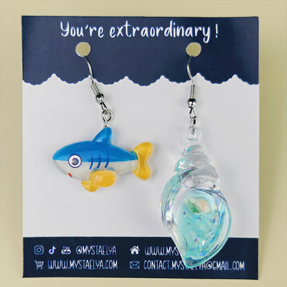 Boucles d’oreilles fantaisie asymétriques Poisson & Coquillage bleu – Bijou marin kawaii
