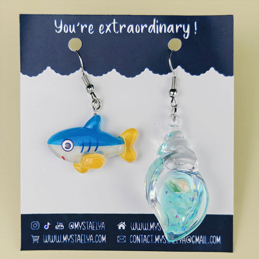 Boucles d’oreilles fantaisie asymétriques Poisson & Coquillage bleu – Bijou marin kawaii