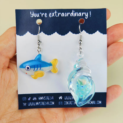Boucles d’oreilles fantaisie asymétriques Poisson & Coquillage bleu – Bijou marin kawaii