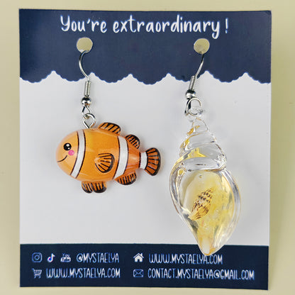 Boucles d’oreilles fantaisie asymétriques Poisson-clown & Coquillage orange – Bijou marin kawaii