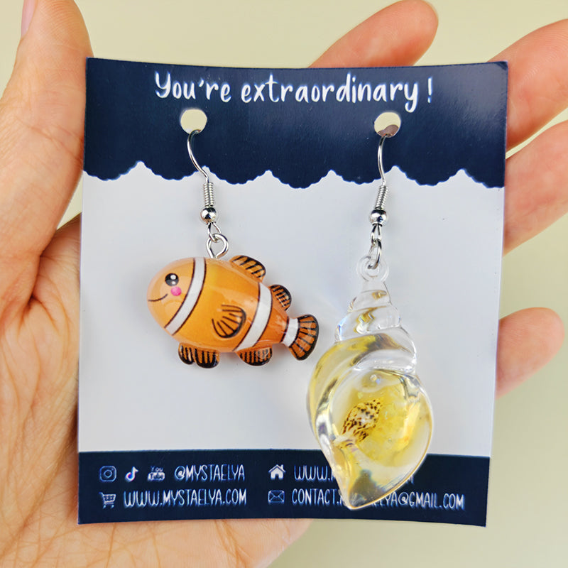 Boucles d’oreilles fantaisie asymétriques Poisson-clown & Coquillage orange – Bijou marin kawaii