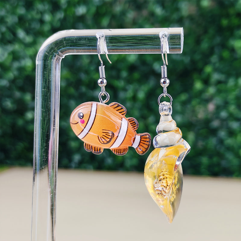 Boucles d’oreilles fantaisie asymétriques Poisson-clown & Coquillage orange – Bijou marin kawaii