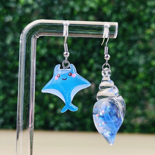 Boucles d’oreilles fantaisie asymétriques Raie diable de mers & Coquillage bleu – Bijou marin kawaii