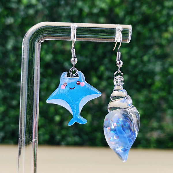 Boucles d’oreilles fantaisie asymétriques Raie diable de mers & Coquillage bleu – Bijou marin kawaii