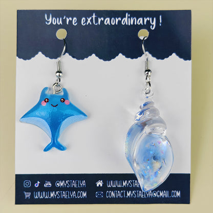 Boucles d’oreilles fantaisie asymétriques Raie diable de mers & Coquillage bleu – Bijou marin kawaii