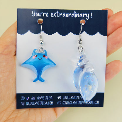 Boucles d’oreilles fantaisie asymétriques Raie diable de mers & Coquillage bleu – Bijou marin kawaii