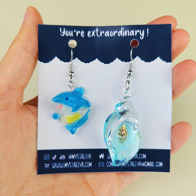 Boucles d’oreilles fantaisie asymétriques Requin & Coquillage bleu – Bijou marin kawaii