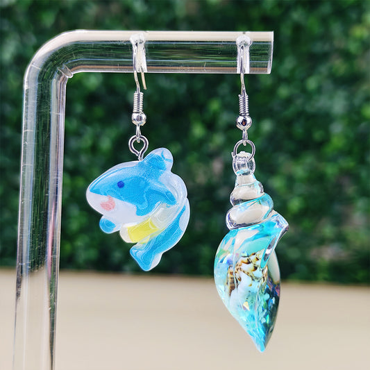 Boucles d’oreilles fantaisie asymétriques Requin & Coquillage bleu – Bijou marin kawaii