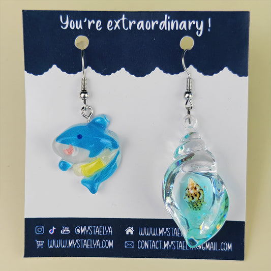Boucles d’oreilles fantaisie asymétriques Requin & Coquillage bleu – Bijou marin kawaii