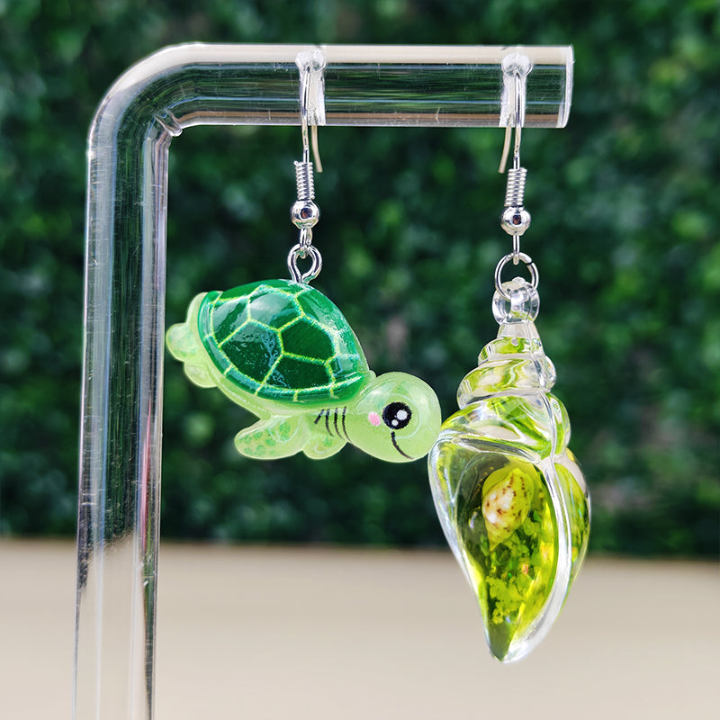 Boucles d’oreilles fantaisie asymétriques Tortue de mer & Coquillage vert – Bijou marin kawaii