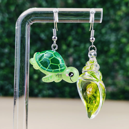 Boucles d’oreilles fantaisie asymétriques Tortue de mer & Coquillage vert – Bijou marin kawaii