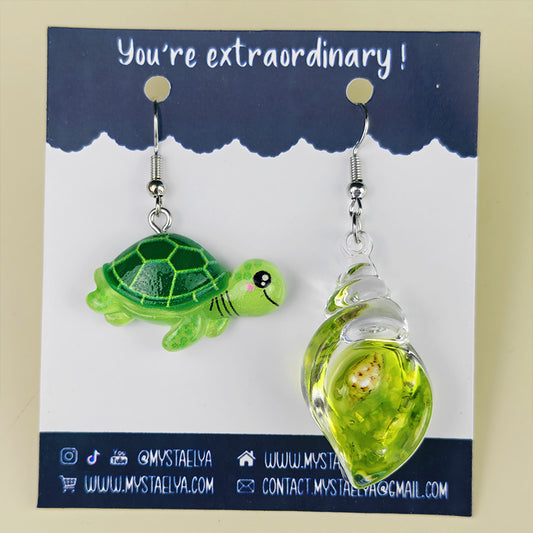 Boucles d’oreilles fantaisie asymétriques Tortue de mer & Coquillage vert – Bijou marin kawaii