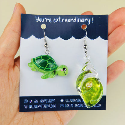 Boucles d’oreilles fantaisie asymétriques Tortue de mer & Coquillage vert – Bijou marin kawaii