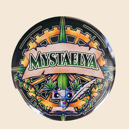 Badge 58mm Mystaelya – Emporte ton aventure avec toi ! Pixy l’exploratrice fantasy steampunk