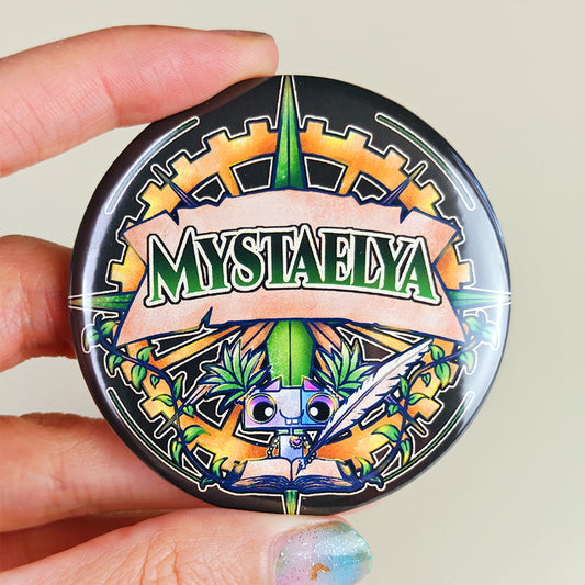 Badge 58mm Mystaelya – Emporte ton aventure avec toi ! Pixy l’exploratrice fantasy steampunk