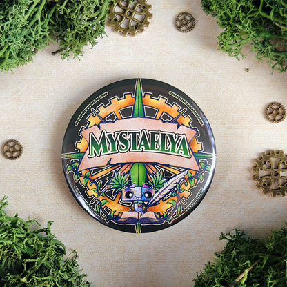 Badge 58mm Mystaelya – Emporte ton aventure avec toi ! Pixy l’exploratrice fantasy steampunk