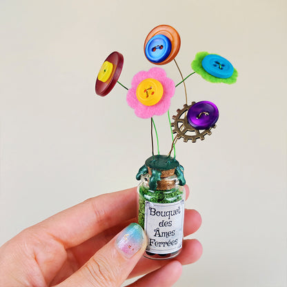 Bouquet des Âmes Ferrées #1 - Fiole décorative du jardin d'Oliver - kawaii steampunk fleurs (pièce unique, La Clairière des Âmes Ferrées)