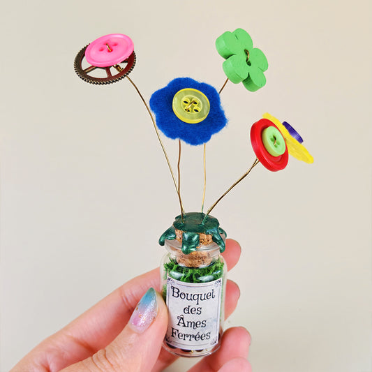 Bouquet des Âmes Ferrées #9 - Fiole décorative du jardin d'Oliver - kawaii steampunk fleurs (pièce unique, La Clairière des Âmes Ferrées)