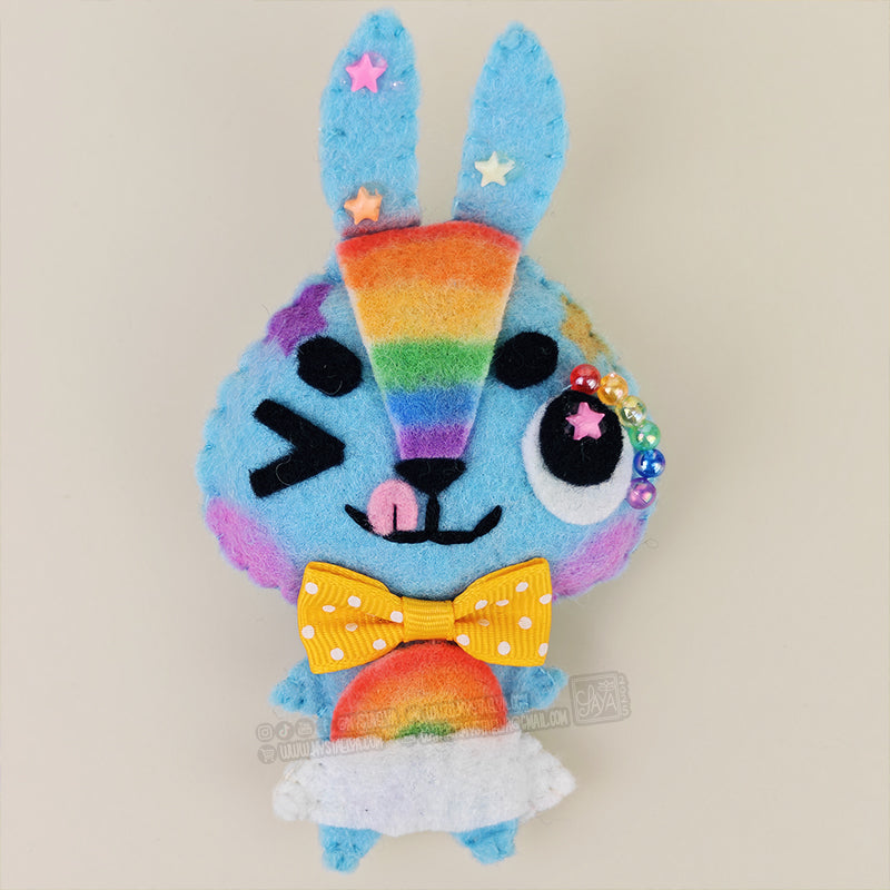 Bow, le lapin arc-en-ciel kawaii – Personnage en feutrine fait main